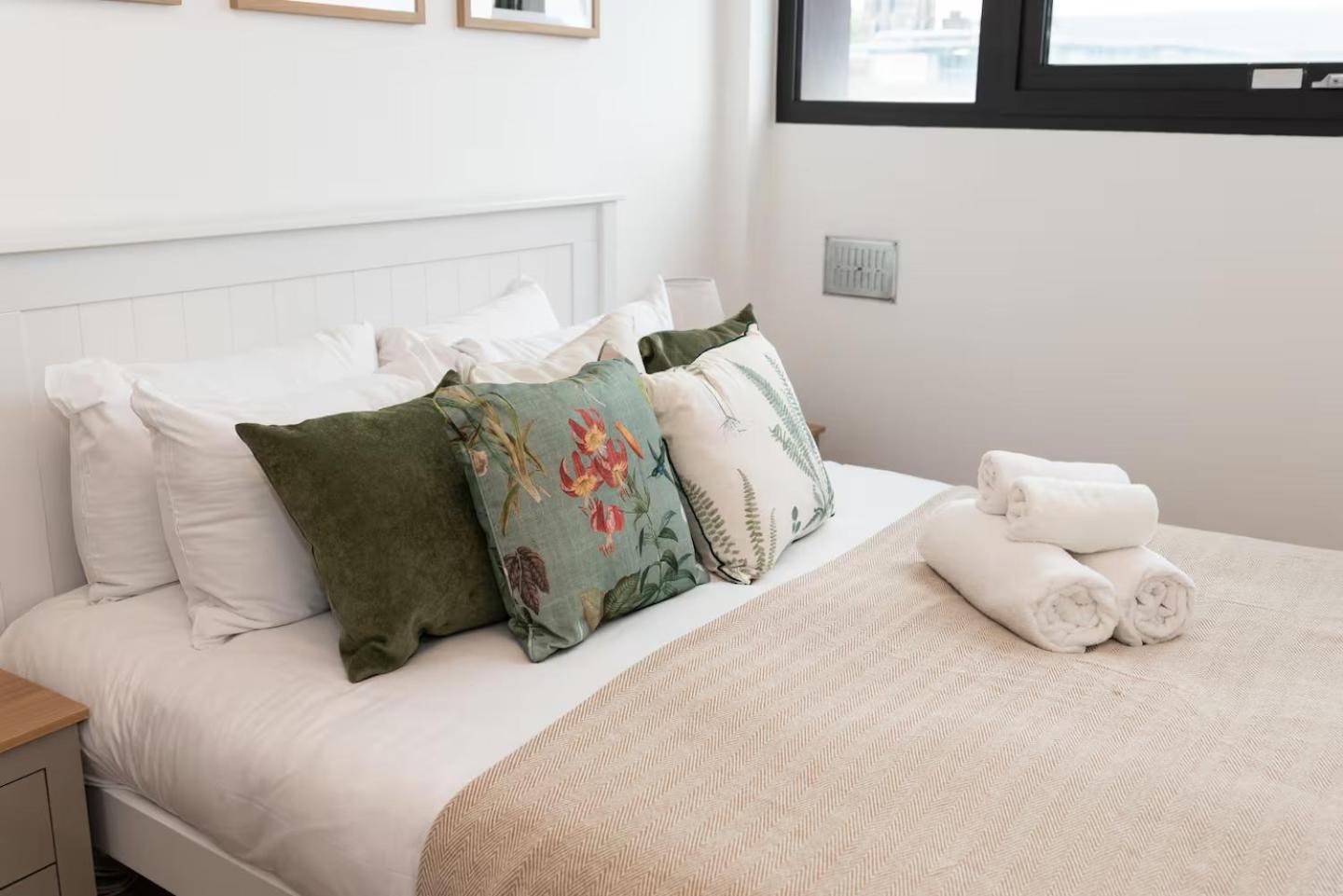 Bright 3 Bed 2 Bath With Air Con In Clerkenwell Pass The Keys *